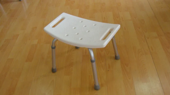 Chaise de douche pliante en acier de vente chaude Matériau PE Planche de siège Coussin de pied antidérapant Banc de bain facile à plier Obtenir de l'équipement médical de réadaptation CE